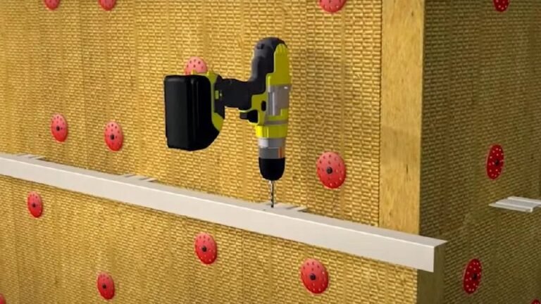 tiek skūrvēts ventilējamās fasādes karkass
