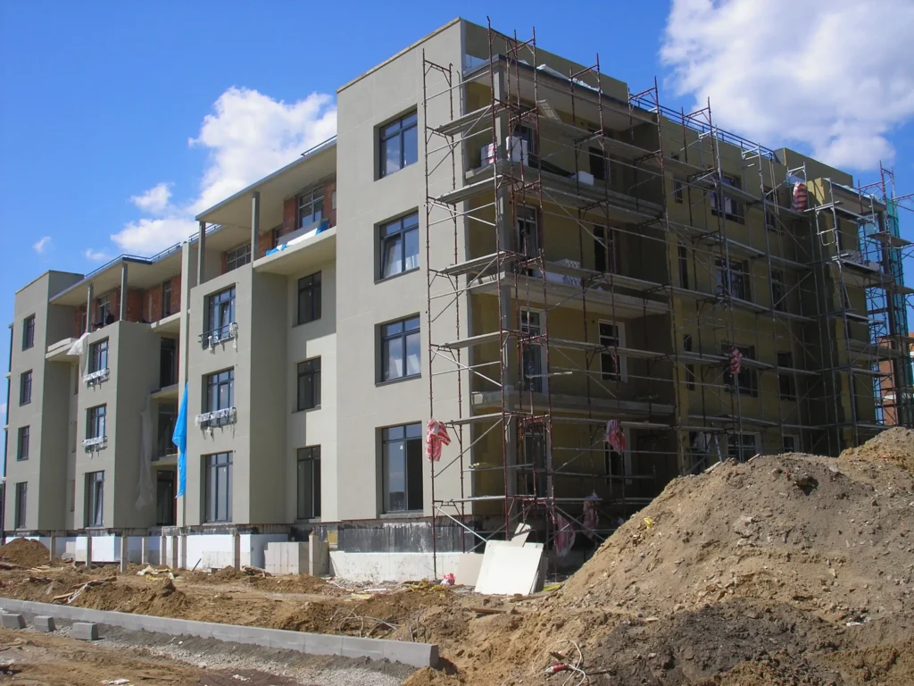 Fasā'des siltināšanas darbi un ventilējamās fasādes montāža